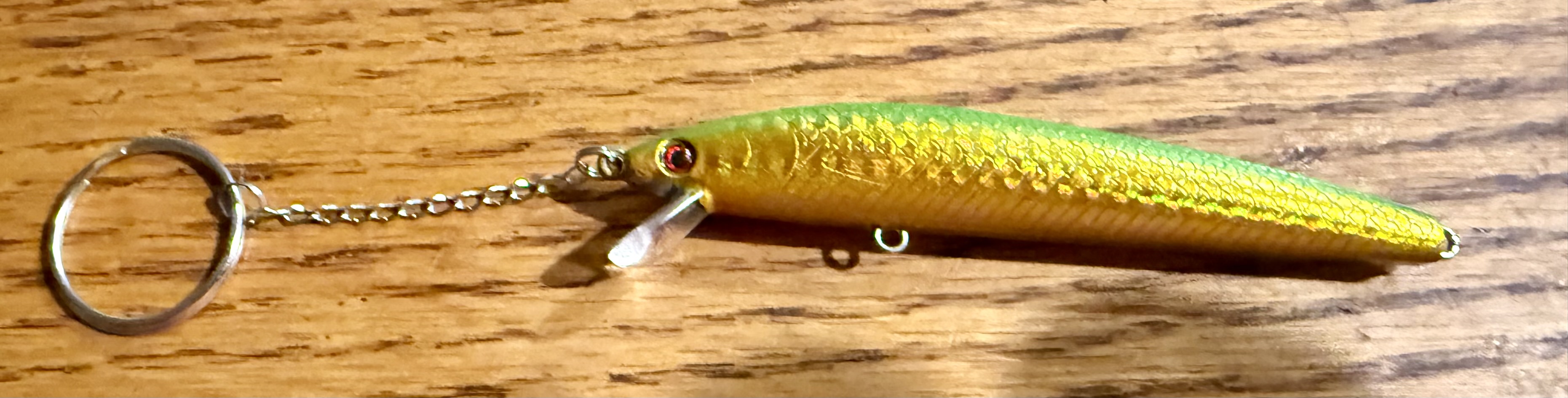 Alternate green and yellow minnow crankbait